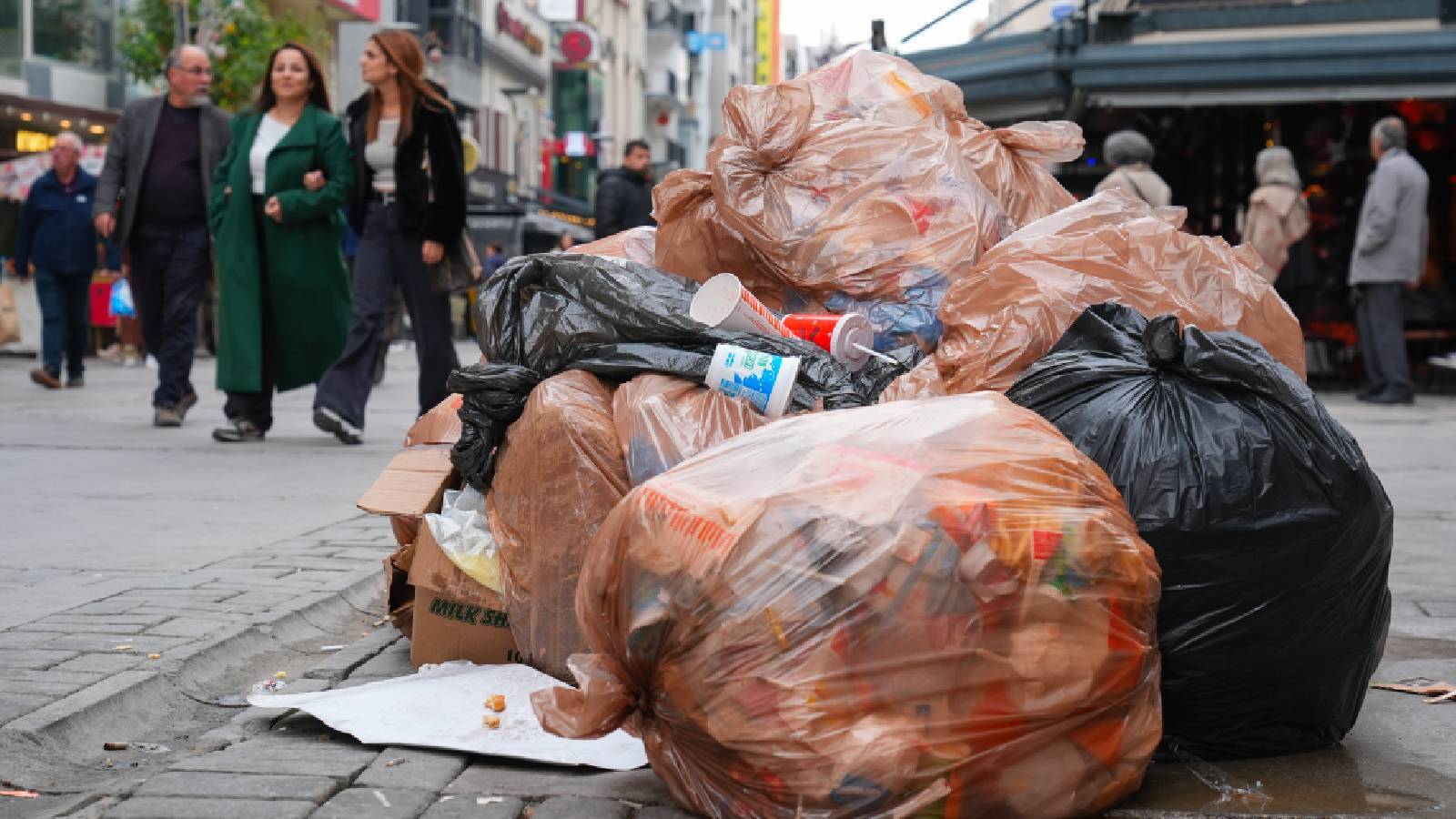 İzmir’de belediye çalışanları, maaşları ödenmediği için iş bırakma eyleminde