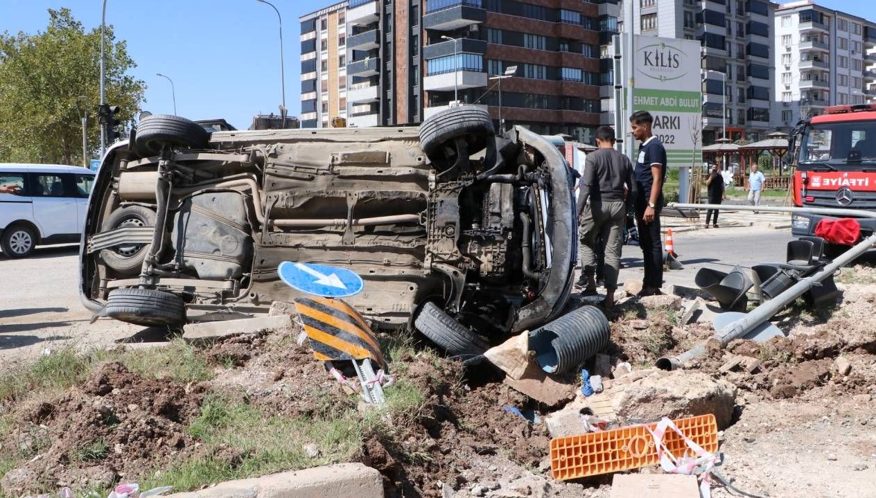 otomobil ile hafif ticari arac carpisti 3 kisi yaralandi xYdHHucW