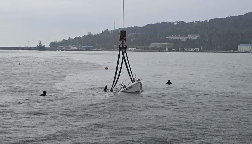 firtinada batan mini yat vinc yardimiyla karaya cikarildi mjJTqq8T