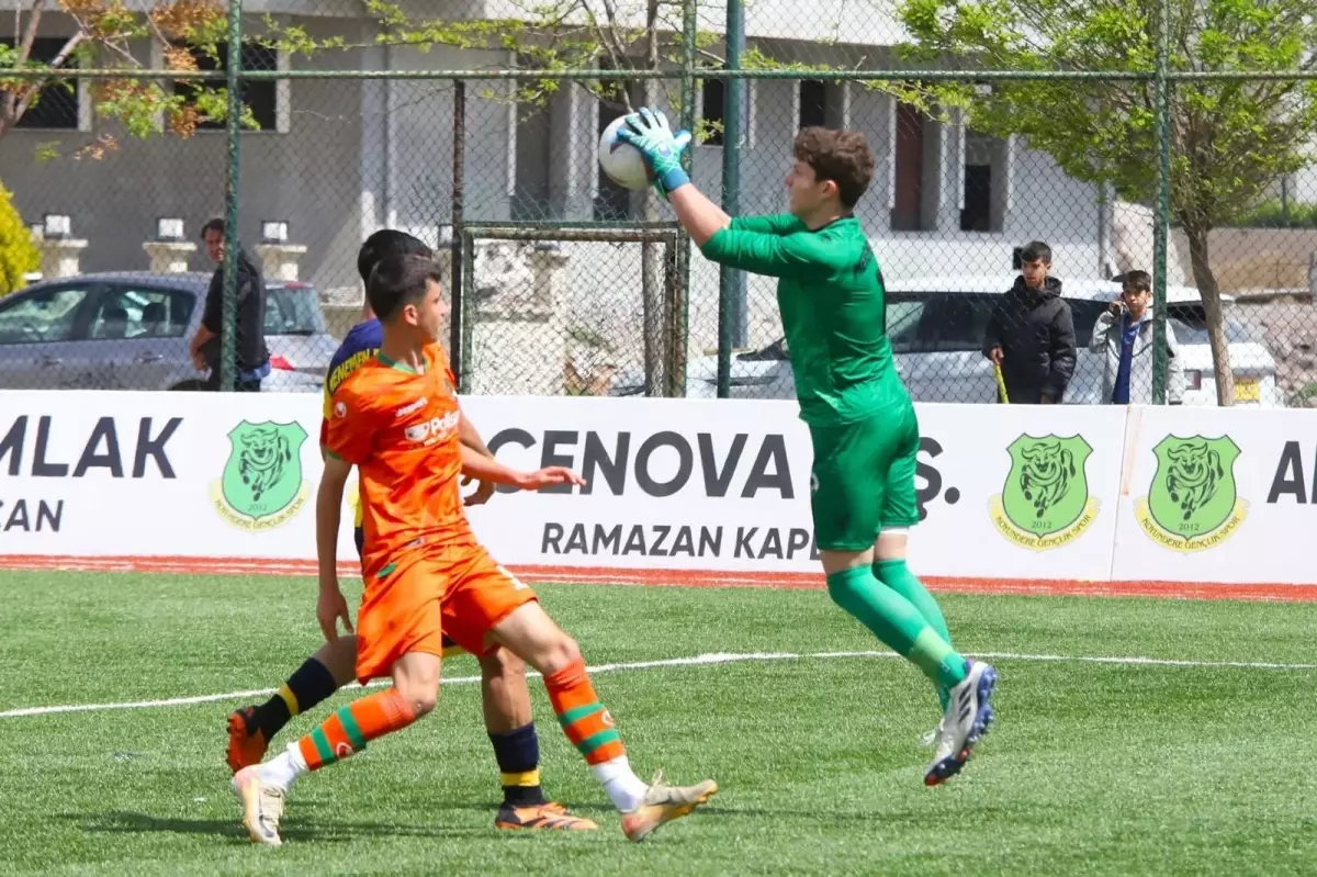 genc kaleci alp ozge dikkat cekiyor yf44jK6M