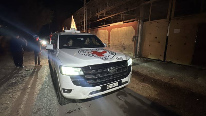 israil ordusu hamasin dun gece teslim ettigi naaslardan biri rehine degil CpXOiAz8.jpg