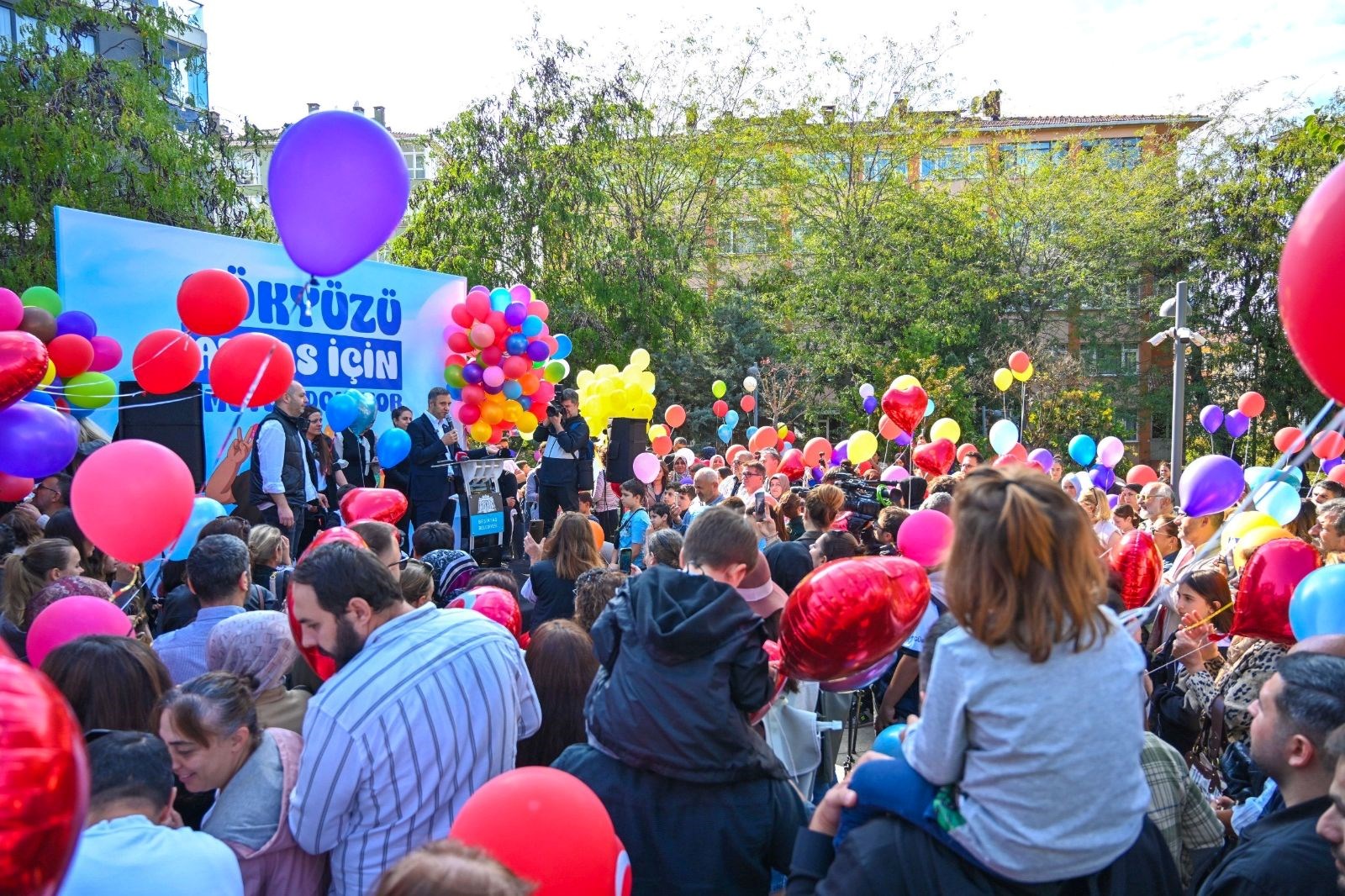 losemiyi 2nci kez yenen atlas icin balonlar gokyuzune birakildi K965Owql