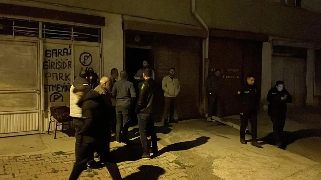 esinden haber alamayinca garaja indi otomobilin icinde olu buldu U9B3TNrN.jpg