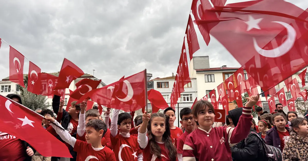 Yarıyıl sonrası ilk ders zili çaldı. İlk ders: Bayrak sevgisi