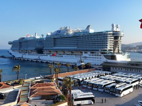 Kuşadası’na Aniden 4.012 Turist Akın Etti