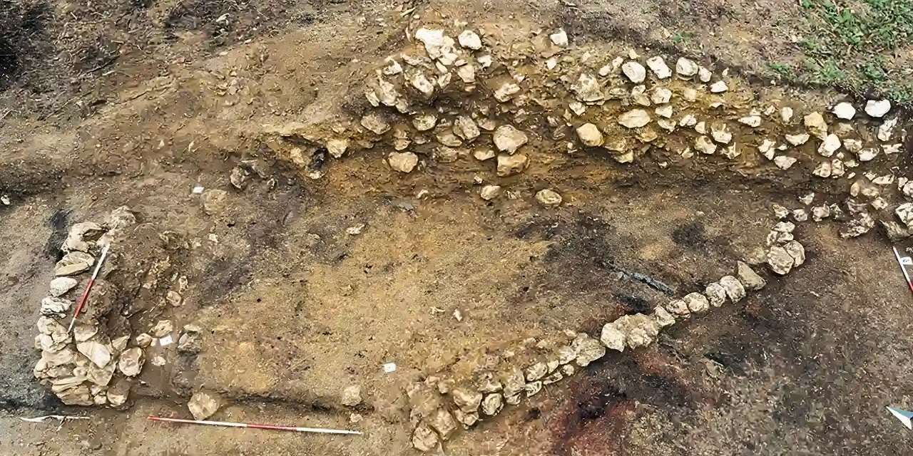 Metal Dedektörleriyle Yapılan Hazine Avında 3 Bin Yıllık Gömü Bulundu
