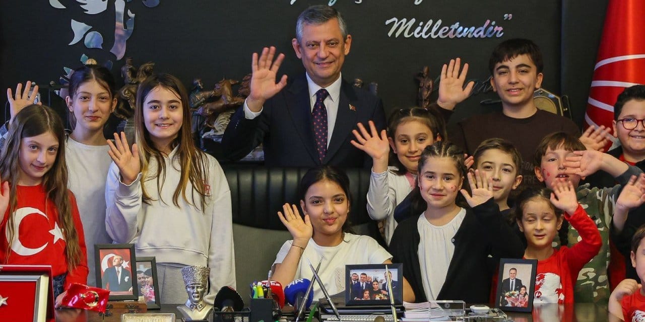 Özgür Özel, 23 Nisan’da Makamını Hataylı Öğrenci Elisa Dok’a Devretti