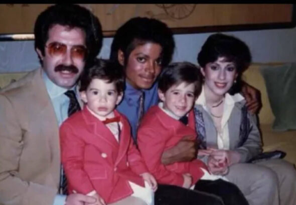 11-yasimda-basladi-michael-jacksonin-gizli-ailesi-konustu-FvANukR1