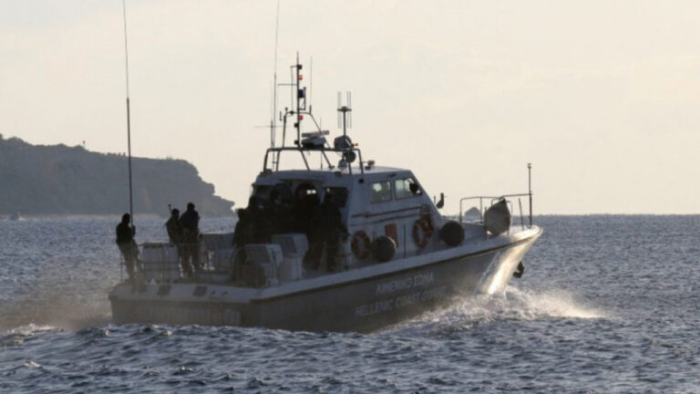 ege-denizinde-can-pazari-gemi-kayaliklara-carpti-turk-murettebat-kurtarildi-aUV5Hz1l