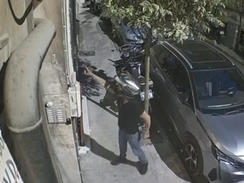 Eski esinin evini basip kayinpederini dovdu saldiri guvenlik kamerasinda OI8LID2q
